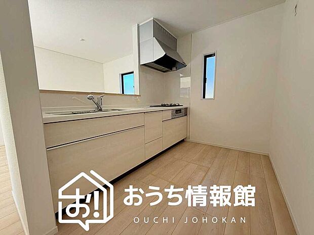 現地写真（キッチン）
収納たっぷりのシステムキッチン、浄水器付水栓を標準装備しています。