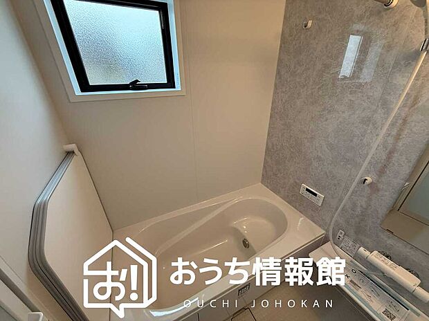 現地写真（浴室）
浴室暖房乾燥機付き。１坪タイプで広々です。