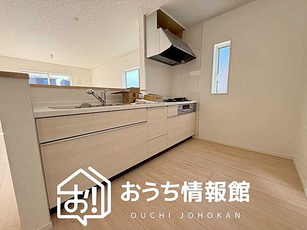 現地写真（キッチン）
収納たっぷりのシステムキッチン、浄水器付水栓を標準装備しています。