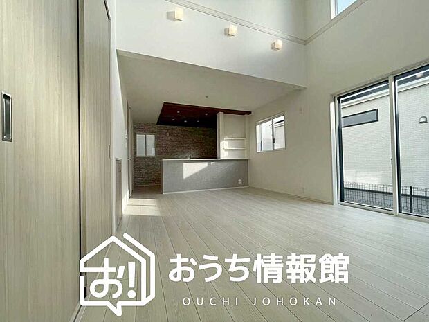 現地写真（リビング）
フローリング材には、木目、色調など木材特有の風合いがあり、ナチュラルな美しさになっています。