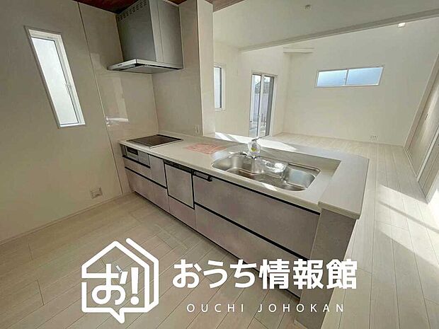 現地写真（キッチン）
収納たっぷりのシステムキッチン、浄水器付水栓を標準装備しています。