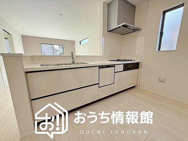 現地写真（キッチン）
収納たっぷりのシステムキッチン、浄水器付水栓を標準装備しています。