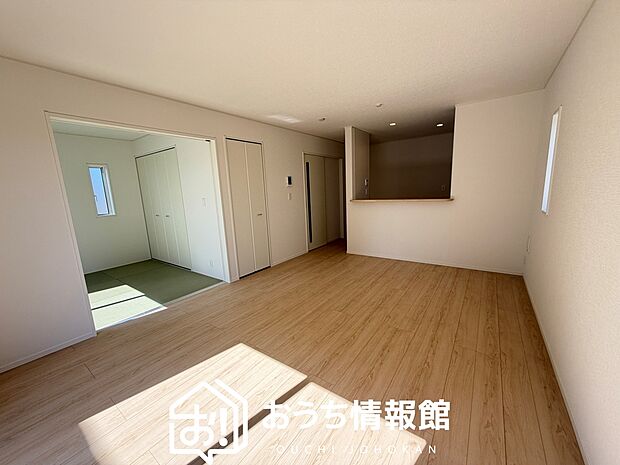 現地写真(リビング)
フローリング材には、木目、色調など木材特有の風合いがあり、ナチュラルな美しさになっています。