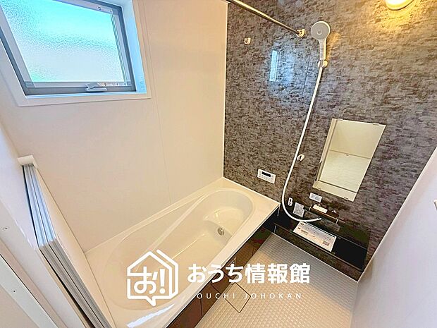 現地写真（浴室）
浴室暖房乾燥機付き。１坪タイプで広々です。