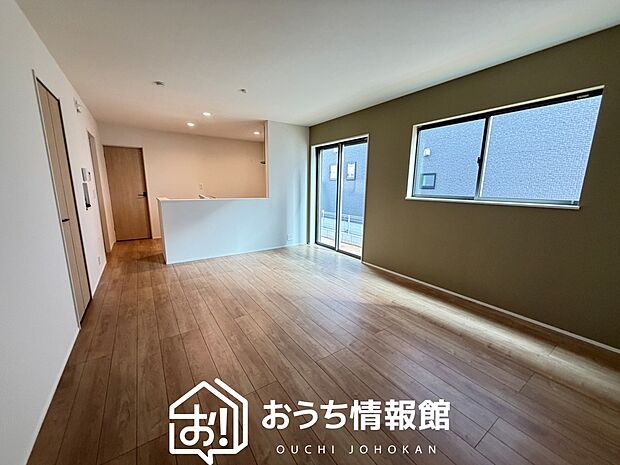 現地写真（リビング）
フローリング材には、木目、色調など木材特有の風合いがあり、ナチュラルな美しさになっています。