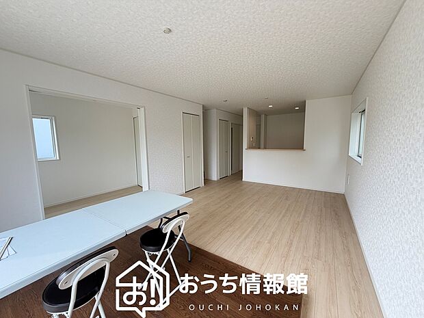 現地写真（リビング）
フローリング材には、木目、色調など木材特有の風合いがあり、ナチュラルな美しさになっています。