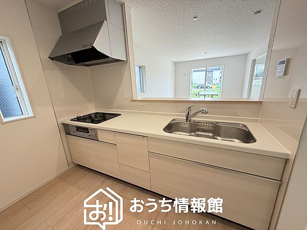 現地写真（キッチン）
収納たっぷりのシステムキッチン、浄水器付水栓を標準装備しています。