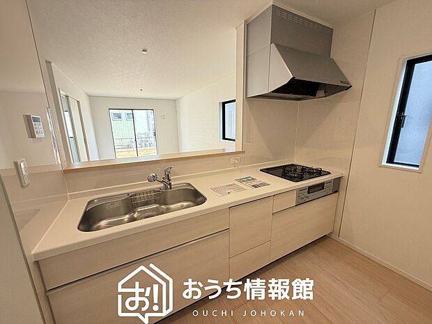 現地写真（キッチン）
収納たっぷりのシステムキッチン、浄水器付水栓を標準装備しています。