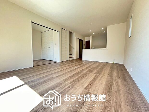 現地写真（リビング）
フローリング材には、木目、色調など木材特有の風合いがあり、ナチュラルな美しさになっています。