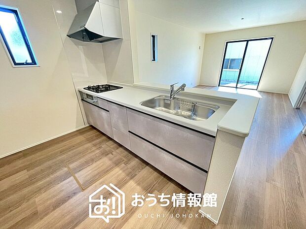 現地写真（キッチン）
収納たっぷりのシステムキッチン、浄水器付水栓を標準装備しています。