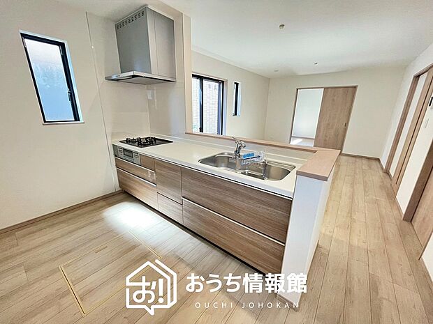 現地写真(キッチン)
収納たっぷりのシステムキッチン、浄水器付水栓を標準装備しています。