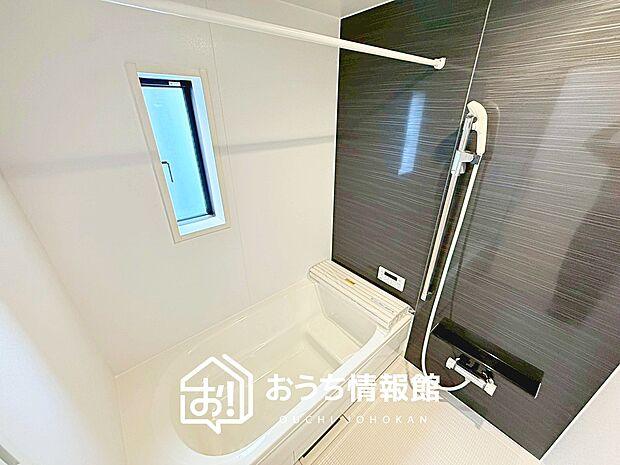 現地写真（浴室）
浴室暖房乾燥機付き。１坪タイプで広々です。