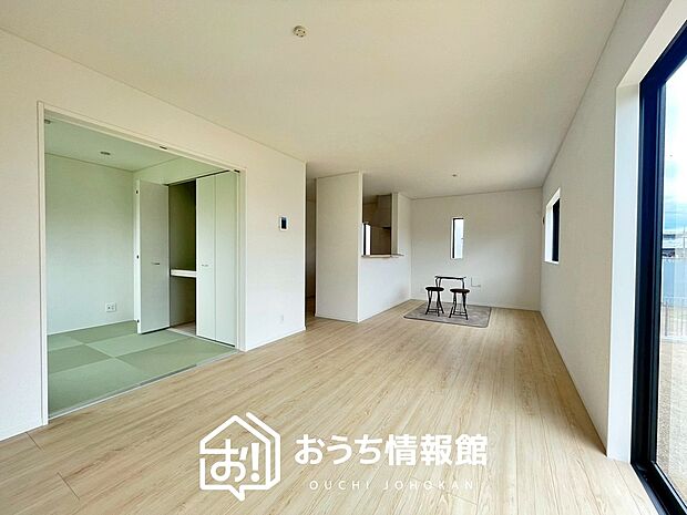 現地写真(リビング)
フローリング材には、木目、色調など木材特有の風合いがあり、ナチュラルな美しさになっています。