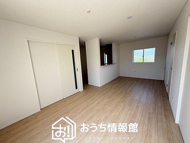 現地写真(リビング)
フローリング材には、木目、色調など木材特有の風合いがあり、ナチュラルな美しさになっています。