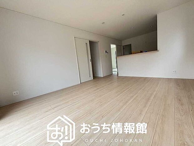 現地写真(リビング)
フローリング材には、木目、色調など木材特有の風合いがあり、ナチュラルな美しさになっています。