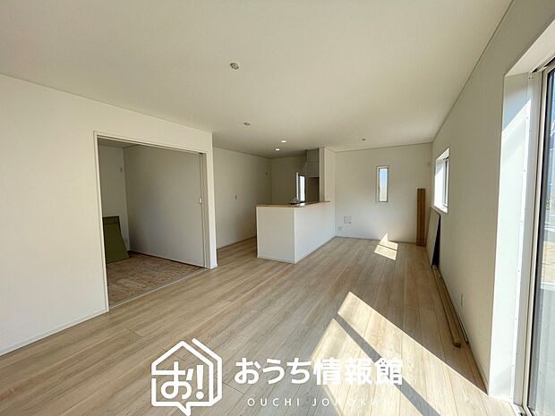 現地写真(リビング)
フローリング材には、木目、色調など木材特有の風合いがあり、ナチュラルな美しさになっています。