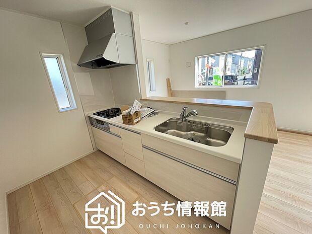 現地写真(キッチン)
収納たっぷりのシステムキッチン、浄水器付水栓を標準装備しています。