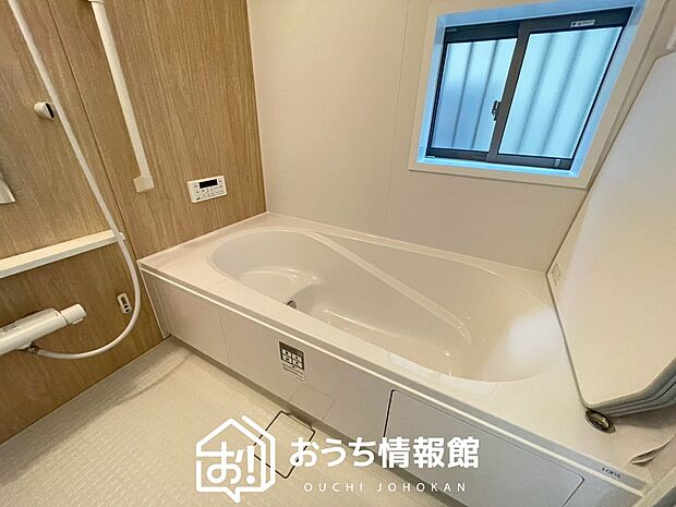 現地写真（浴室）
浴室暖房乾燥機付き。１坪タイプで広々です。