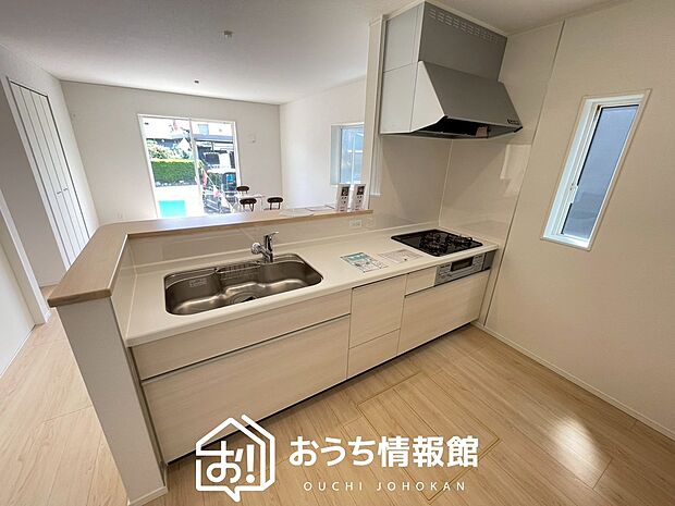 現地写真（キッチン）
収納たっぷりのシステムキッチン、浄水器付水栓を標準装備しています。
