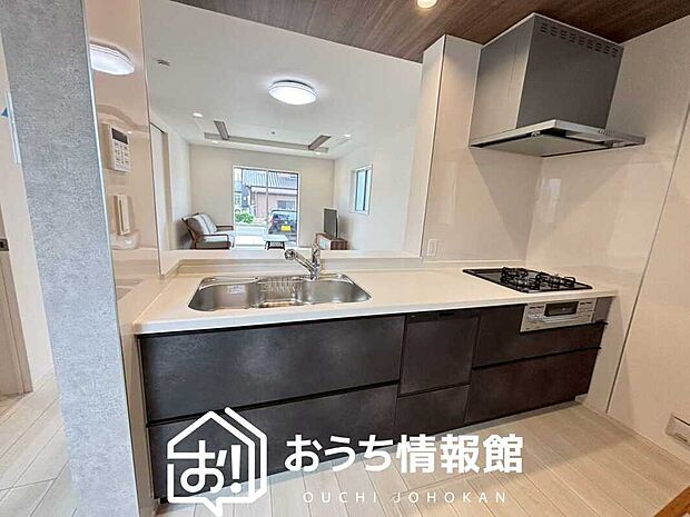 現地写真（キッチン）
収納たっぷりのシステムキッチン、浄水器付水栓を標準装備しています。