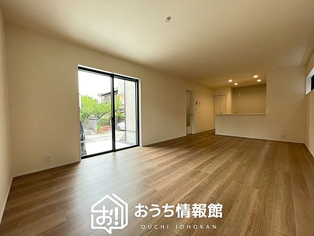現地写真（リビング）
フローリング材には、木目、色調など木材特有の風合いがあり、ナチュラルな美しさになっています。
