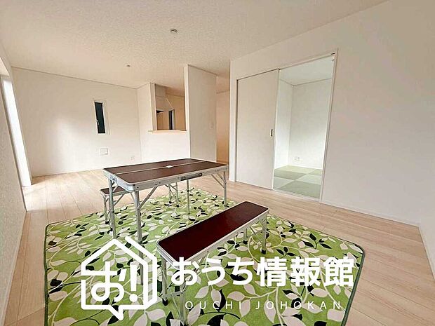 現地写真（リビング）
フローリング材には、木目、色調など木材特有の風合いがあり、ナチュラルな美しさになっています。