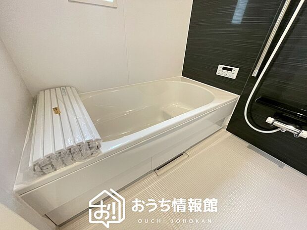現地写真（浴室）
浴室暖房乾燥機付き。１坪タイプで広々です。