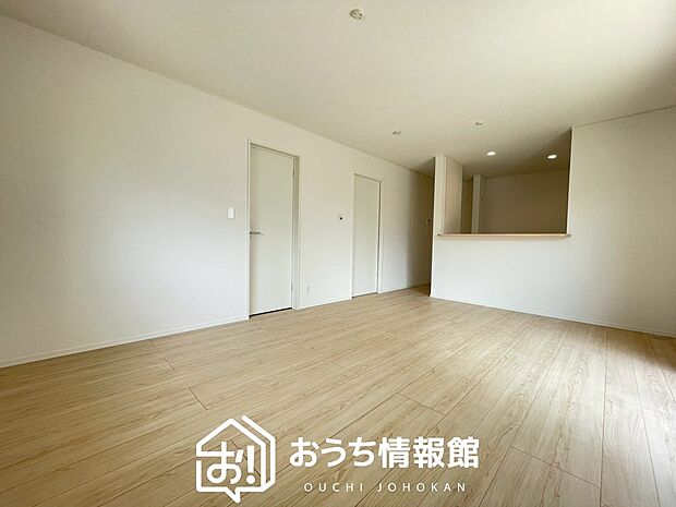 現地写真（リビング）
フローリング材には、木目、色調など木材特有の風合いがあり、ナチュラルな美しさになっています。