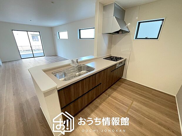 現地写真（キッチン）
収納たっぷりのシステムキッチン、浄水器付水栓を標準装備しています。

