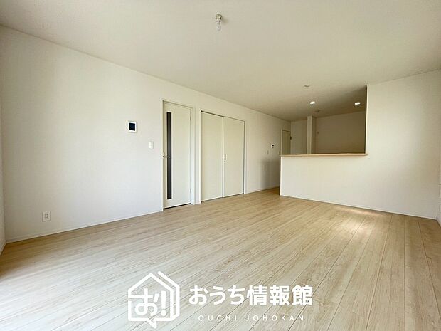 現地写真(リビング)
フローリング材には、木目、色調など木材特有の風合いがあり、ナチュラルな美しさになっています。