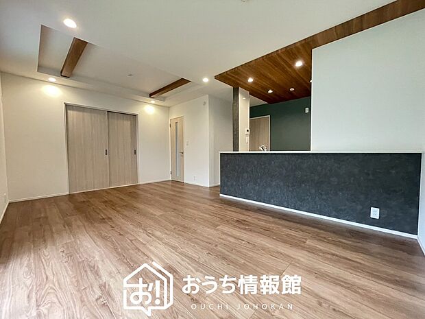 現地写真(リビング)
フローリング材には、木目、色調など木材特有の風合いがあり、ナチュラルな美しさになっています。