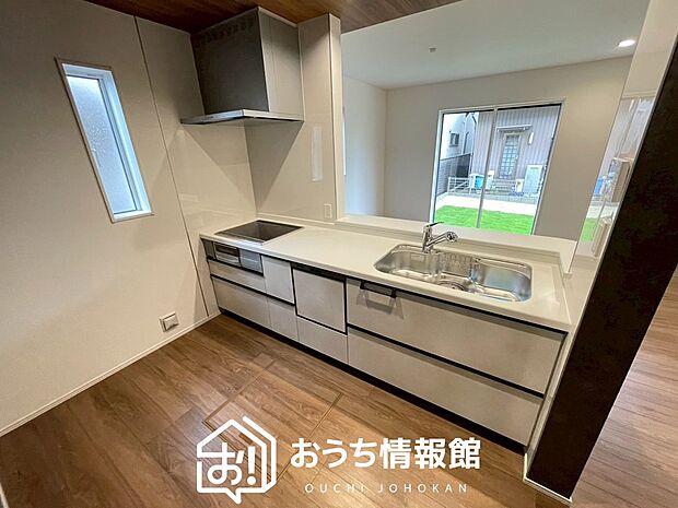 現地写真(キッチン)
収納たっぷりのシステムキッチン、浄水器付水栓を標準装備しています。