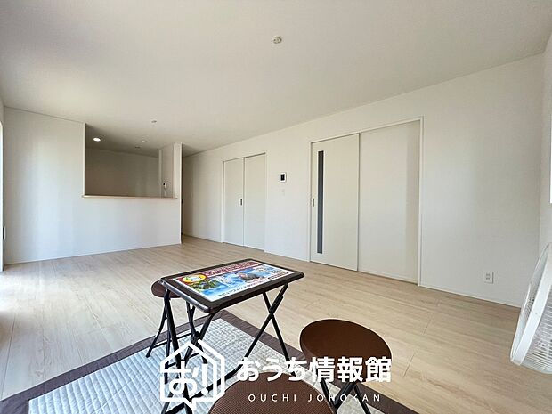 現地写真(リビング)
フローリング材には、木目、色調など木材特有の風合いがあり、ナチュラルな美しさになっています。