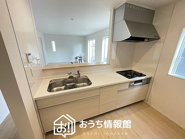 現地写真(キッチン)
収納たっぷりのシステムキッチン、浄水器付水栓を標準装備しています。