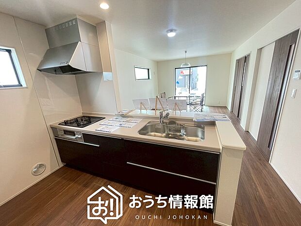 現地写真(キッチン)
収納たっぷりのシステムキッチン、浄水器付水栓を標準装備しています。