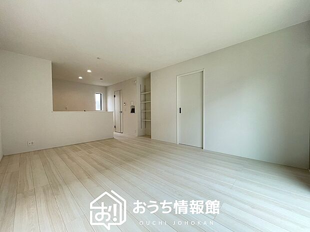 現地写真(リビング)
フローリング材には、木目、色調など木材特有の風合いがあり、ナチュラルな美しさになっています。