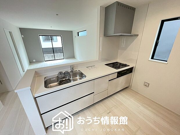 現地写真(キッチン)
収納たっぷりのシステムキッチン、浄水器付水栓を標準装備しています。