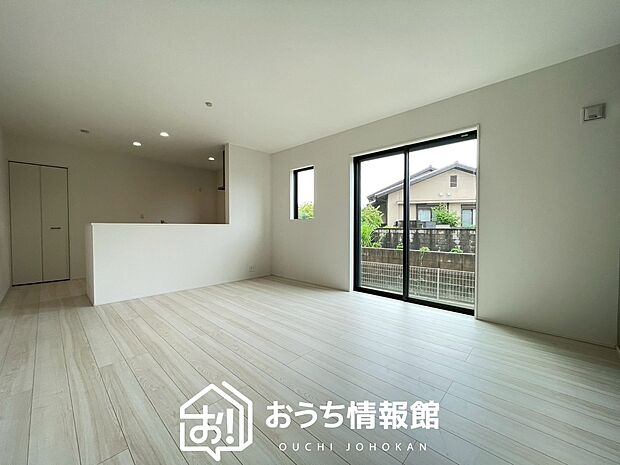 現地写真(リビング)
フローリング材には、木目、色調など木材特有の風合いがあり、ナチュラルな美しさになっています。