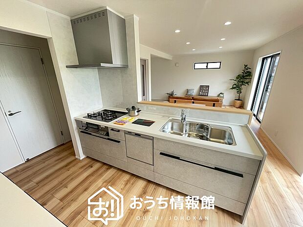 現地写真(キッチン)
収納たっぷりのシステムキッチン、浄水器付水栓を標準装備しています。