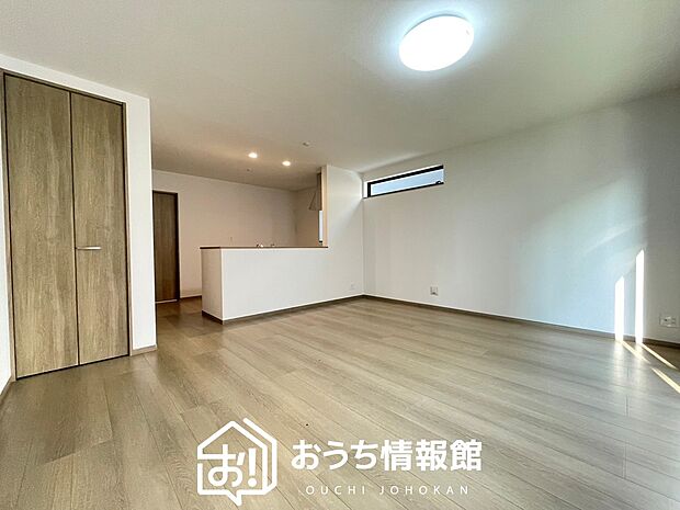 現地写真(リビング)
フローリング材には、木目、色調など木材特有の風合いがあり、ナチュラルな美しさになっています。