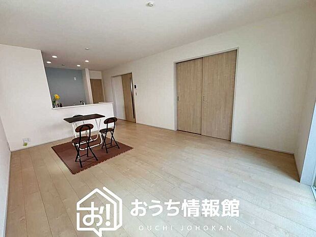 現地写真(リビング)
フローリング材には、木目、色調など木材特有の風合いがあり、ナチュラルな美しさになっています。