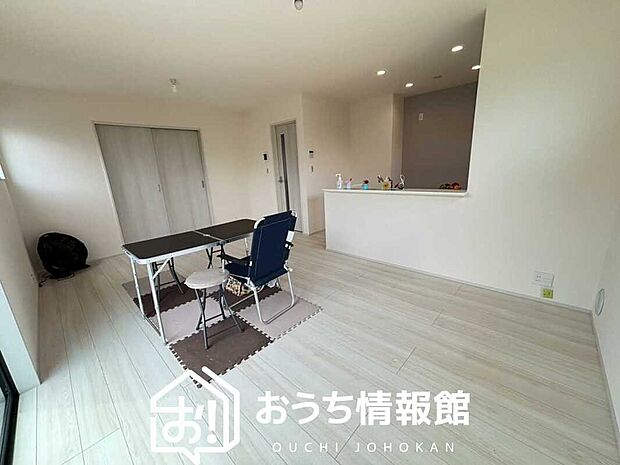 現地写真(リビング)
フローリング材には、木目、色調など木材特有の風合いがあり、ナチュラルな美しさになっています。