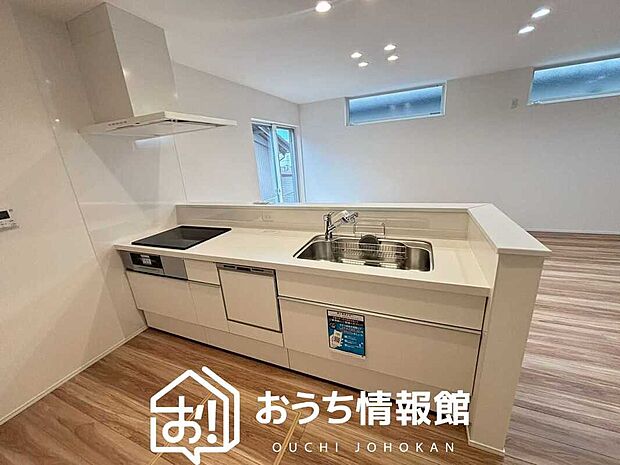 現地写真(キッチン)
収納たっぷりのシステムキッチン、浄水器付水栓を標準装備しています。