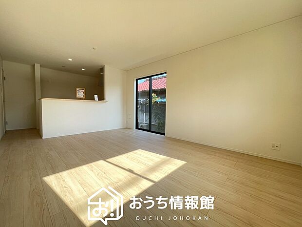 現地写真(リビング)
フローリング材には、木目、色調など木材特有の風合いがあり、ナチュラルな美しさになっています。