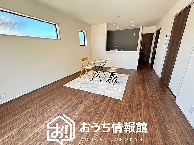 現地写真(リビング)
フローリング材には、木目、色調など木材特有の風合いがあり、ナチュラルな美しさになっています。