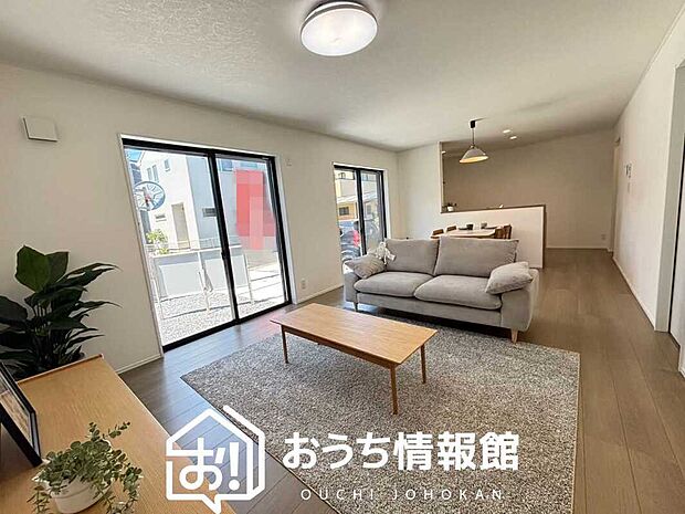 現地写真(リビング)
フローリング材には、木目、色調など木材特有の風合いがあり、ナチュラルな美しさになっています。
