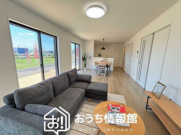 現地写真(リビング)
フローリング材には、木目、色調など木材特有の風合いがあり、ナチュラルな美しさになっています。