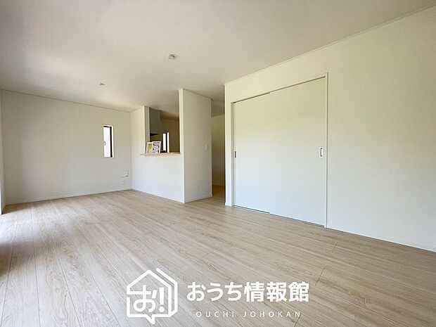 現地写真(リビング)
フローリング材には、木目、色調など木材特有の風合いがあり、ナチュラルな美しさになっています。