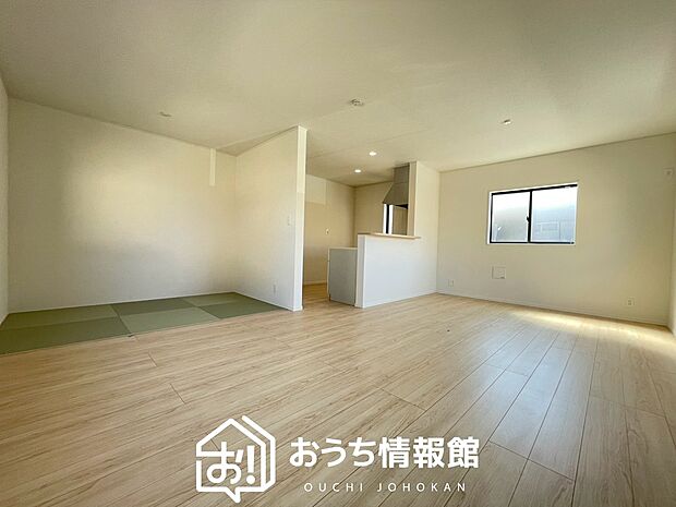 現地写真(リビング)
フローリング材には、木目、色調など木材特有の風合いがあり、ナチュラルな美しさになっています。