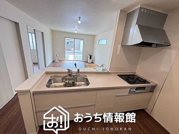 現地写真(キッチン)
収納たっぷりのシステムキッチン、浄水器付水栓を標準装備しています。